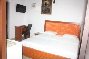 Llit o llits en una habitació de JCB Hotel