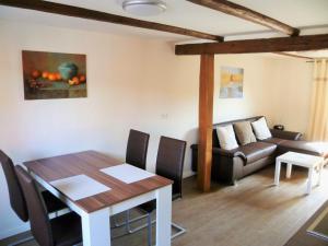 een woonkamer met een tafel en een bank bij Ferienwohnung Schreiberstraße in Wernigerode