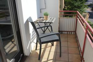 uma mesa e duas cadeiras numa varanda em Apartments Mosbach em Mosbach