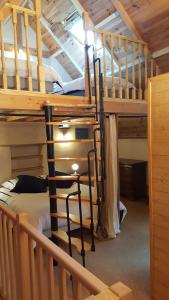 1 Schlafzimmer mit 2 Etagenbetten und 1 Bett in der Unterkunft Le Marite in Sartilly