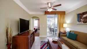 TV a/nebo společenská místnost v ubytování Calypso Cay Vacation Villas