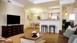 TV a/nebo společenská místnost v ubytování Calypso Cay Vacation Villas