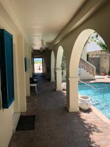 einen Flur eines Hauses mit Pool in der Unterkunft Courtyard Villa Hotel in Fort Lauderdale