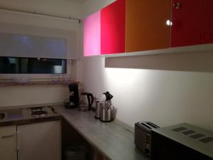 cocina con armarios rojos y rosados y encimera en Ferien-Appartement Goldhausen, en Goldhausen