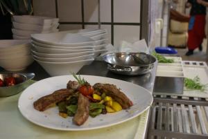 einen Teller mit Fleisch und Gemüse auf der Theke in der Unterkunft Hotel Storchen in Rheinfelden