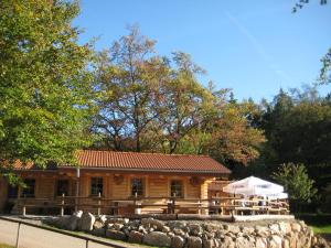 a log cabin with a fence in front of it at Ferien-Appartement Goldhausen in Goldhausen