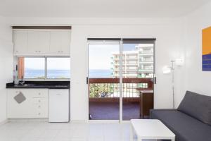 cocina con sofá y vistas al océano en Perla's House Studio with incredible sea view en Puerto de la Cruz