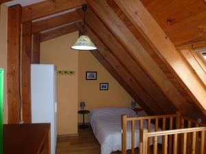 プラ・デ・ラ・エルミータにあるApartament Vall de Boi Taullのベッドルーム1室(白いベッド1台付)