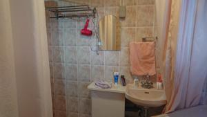 une petite salle de bain avec un lavabo et un miroir dans l'établissement Big Tree JUDO ハウス, à Urazoe 46 autres photos