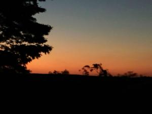 O pôr ou nascer do sol visto do hotel-fazenda rural ou dos arredores