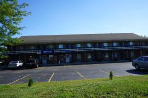 un edificio con un estacionamiento delante de él en Americas Best Value Inn Maumee/Toledo en Maumee