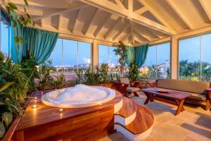 アラカティにあるBel Canto Alaçatı Hotelの大きなバスタブが中央に備わる広い客室です。