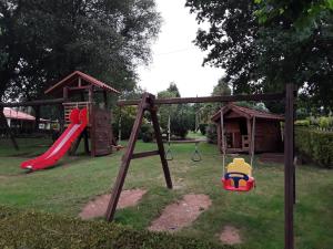 um parque infantil com um escorrega e um baloiço em Hostal Restaurante O'Cadaval em Frades