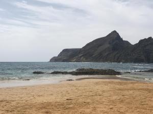 una spiaggia con una montagna sullo sfondo di Duplex Ocean View a Porto Santo