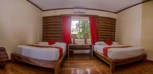 เตียงในห้องที่ Beqa Lagoon Resort