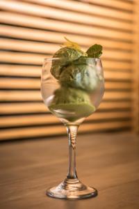 ein Getränk in einem Weinglas mit einer grünen Substanz in der Unterkunft Ciqala Luxury Suites - San Juan in San Juan
