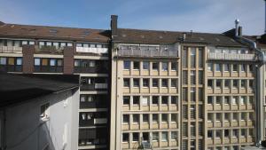 デュッセルドルフにあるAVI City Apartments BismarckHouseの窓とバルコニー付きのアパートメントビル