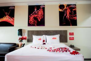 a hotel room with a bed with roses on it at Motel el Circo in San Pablo Etla