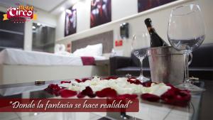 een kamer met een bed en een tafel met wijnglazen bij Motel el Circo in San Pablo Etla