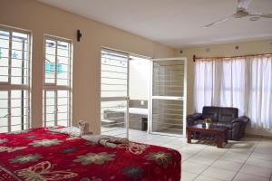 a bedroom with a bed and a couch and a chair at Motel el Circo in San Pablo Etla