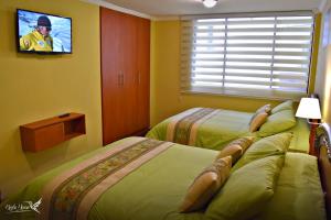 TV a/nebo společenská místnost v ubytování Kinde House