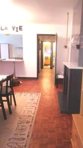 un couloir avec un salon et une salle à manger dans l'établissement Comme à la maison, à Limoges