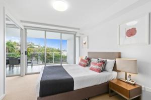 Postel nebo postele na pokoji v ubytování Echelon Apartments Yeppoon
