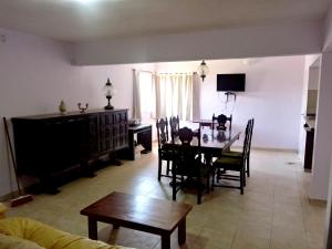 - un salon avec une table et une salle à manger dans l'établissement Casa en Mina Clavero, à Mina Clavero