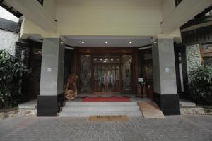 De façade/entree van Sapta Nawa Resort 1 Gresik