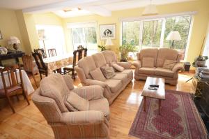 Istumisnurk majutusasutuses Camillaun Lodge with Lough Corrib Boat Hire