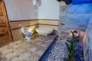 ein Bad mit einer Badewanne und einem WC. in der Unterkunft Villa Matahari in Seminyak