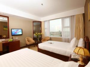 Cama o camas de una habitación en Dong Ha Fortuneland Hotel