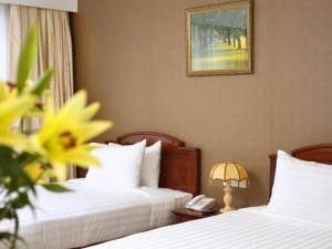 Cama o camas de una habitación en Dong Ha Fortuneland Hotel