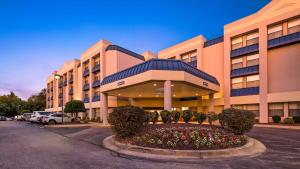 un grande edificio con un letto a fiori di fronte di Best Western Plus BWI Airport Hotel - Arundel Mills a Elkridge