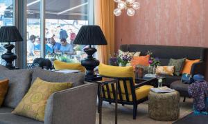 uma sala de estar com um sofá, uma mesa e cadeiras em Best Western Plus Time Hotel em Estocolmo