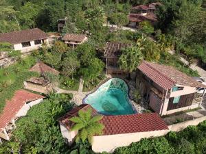 奎札蘭德波羅格雷索的住宿－Cabañas Los Achicuales，享有带游泳池的房屋的空中景致