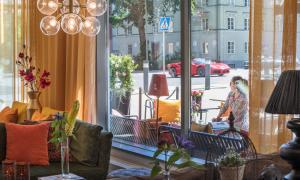 Una donna è in piedi fuori da una finestra di Best Western Plus Time Hotel a Stoccolma