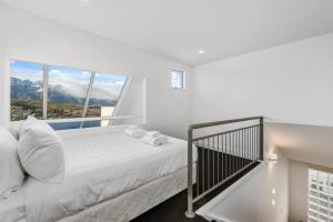 Кровать или кровати в номере Panoramic Peregrine