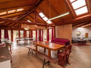 Pilliga Pottery Creative Farmstay的休息区