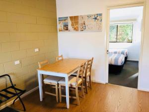 a dining room with a table and chairs at Motel Marengo in Apollo Bay