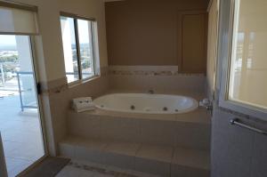 Kupatilo u objektu Moorings Beach Resort