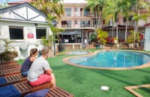 Brisbane Backpackers Resort tesisinde veya buraya yakın yüzme havuzu