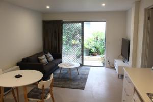 sala de estar con sofá y mesa en Point Lonsdale 1 Bedroom Apartment, en Point Lonsdale