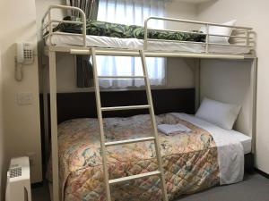 大阪市にある大阪アカデミアの二段ベッド2組が備わるドミトリールームです。