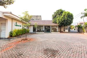 Gedung tempat guest house berlokasi
