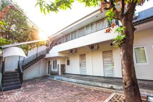 Gedung tempat guest house berlokasi