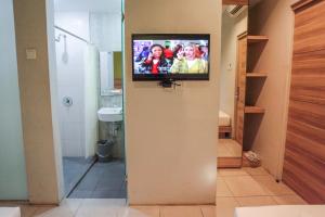 Kamar mandi di LeGreen Suite Supomo