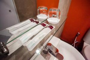 Kamar mandi di LeGreen Suite Supomo