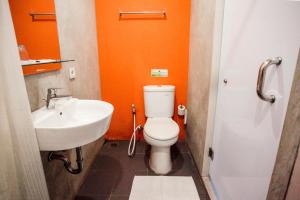 Kamar mandi di LeGreen Suite Supomo