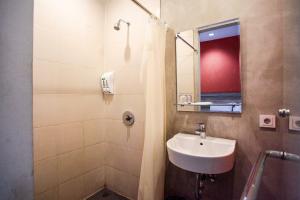 Kamar mandi di LeGreen Suite Supomo